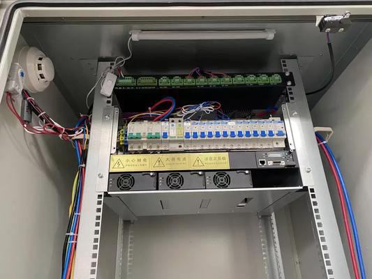 معدات الاتصالات المقاومة للطقس الحجرة الخارجية الكهربائية للخزانة لجهاز توزيع الطاقة بطارية UPS