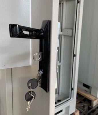 حاوية خزانة اتصالات خارجية بقفل ثلاثي النقاط مضادة للسرقة 30U 40U مصنوعة خصيصًا لمعدات الشبكات